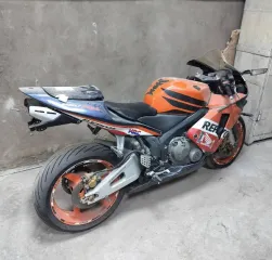 Мотоцикл Honda без государственного регистрационного знака, VIN: JH2PC37BX4M105584. Ключей и документов нет. Мотоцикл, модель и номер двигателя 152FMH 100472567, повреждения по всему кузову, без государственного регистрационного номера, с корзиной. Ключей и документов нет. Лодка ПВХ и весла, одно…