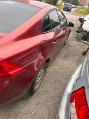 Volvo S60, 2014 автомобиль марки "Volvo S60", государственный регистрационный номер А675ХН51, красного цвета. VIN: YV1FS42H0E2316201, 2014 года выпуска. Ключ и ПТС в наличии. СТС отсутствует. Обе левые двери имеют цвет, отличный от цвета кузова. Отсутствуют элементы рулевого колеса с левой стороны…