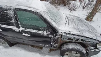 Ford Escape 2003 года, черный. VIN кузова: 1FMCU93163KA24592. На ходу, автоматическая коробка передач. Имеется коррозия кузова, трещины на лобовом стекле. Требуется ремонт ходовой части и замена рулевой рейки. Отсутствует правое переднее крыло. Двигатель требует ремонта. Правая передняя дверь под…