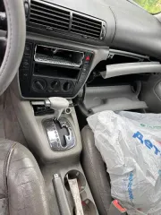 Volkswagen passat, 2001 автомобиль марки «Фольксваген пассат» («volkswagen passat»), государственный регистрационный знак фактически отсутствует, белого цвета, 2001 года выпуска vin: wvwpd63b92p073753. Ключ, стс, птс в наличии. Коррозия металла в области колесных арок, порогов, понизу дверей, на…