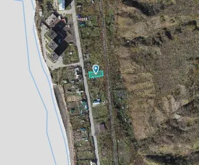 Земельный участок площадью 373 кв. м. Кадастровый номер 65:08:0000035:1436. Расположен в Сахалинской области, Холмском муниципальном округе, селе Яблочное на улице Центральной. Основной вид разрешенного использования: 2.7.2002.