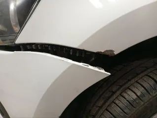 Volkswagen Polo 2011 года, седан, белый. VIN: ХW8ZZZ61ZСG036322, ПТС: 21 РО 645026, госномер: В134ТК21. Мощность 77 л.с. (105 кВт), объем двигателя 1598 куб. см. Бампер поврежден (пояснение должника: наезд на бордюр). Имеется повсеместная коррозия металла и ржавчина. Сколы и трещины лакокрасочного…