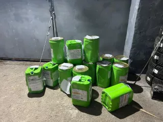 Контейнеры из стали светло-зеленого цвета с присадкой для дизельного топлива с маркировкой «Dieselpower Lubricity», в ведрах – 10 шт. по 25 л. каждое. Пластиковые канистры зеленого цвета с присадкой для системы забортной с маркировкой «Bioguard Plus», в канистрах – 7 шт. по 25 л. каждое. Контейнеры…