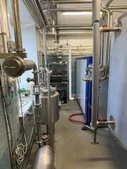 Оборудование для сыроварни в составе 55 позиций, де-факто входящее в состав и являющееся частью единого производства, расположенного по адресу: Вологодская область, Череповецкий район, Нелазское сельское поселение, деревня Шулма, улица Школьная, дом 10. Точное наименование, состав и количество…