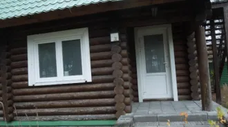 Дома для круглогодичного и сезонного проживания, хозпостройки, база «Верхняя Рыбинка», Вологодская область. Объекты недвижимости - дома для круглогодичного и сезонного проживания, хозяйственно-бытовые постройки, очистные сооружения, ограждение (забор металлический), бытовая канализация…