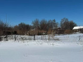 1/5 доли в праве общей долевой собственности на жилое здание, кадастровый номер 22:49:010304:375, адрес: Алтайский край, Топчихинский район, с. Парфеново, ул. Майская, 8. Год ввода в эксплуатацию: 1954, площадь 31,7 кв.м. Здание расположено на земельном участке, кадастровый номер 22:49:010304:239…