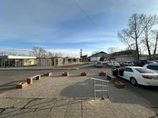 Доля 13789/298100 в праве на нежилое здание рынка площадью 3070,9 кв.м., кадастровый номер 38:35:010235:185, и доля 7085/157800 в праве на земельный участок площадью 1578 кв.м., кадастровый номер 38:35:010235:15, расположенные по адресу: РФ, Иркутская область, г. Зима, пер. Коммунистический, д. 4…