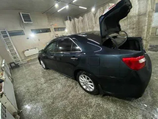 Toyota Camry, 2013 года, 181 лс, 265400 км, АКПП. Автомобиль марки TOYOTA, модель CAMRY, год выпуска 2013, идентификационный номер (VIN): XW7BF4FK10S031357. Состояние автомобиля: Есть трещина в передней правой фары, бампер задний сломан, небольшая вмятина на багажнике, акпп требует ремонта.