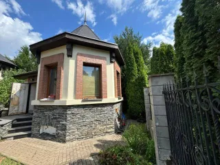 Жилые здания 836,7 и 18,6 кв.м, земельный участок 1500 кв.м, Московская область. Здание, жилое, кадастровый номер 50:20:0000000:286124, местоположение Московская область, Одинцовский район, дер. Мякинино, ЗАО «Береста», уч. 73, площадь 836,7 кв.м. Здание, жилое, кадастровый номер 50:20:0010111:293…