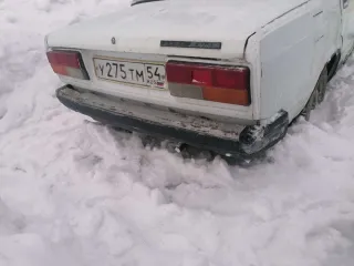 Автомобиль ВАЗ 21070, VIN Х7021070050044628, регистрационный знак У275ТМ54, тип ТС легковой седан, год выпуска 2005, цвет ярко белый, ПТС 54 МС 511691, СТС 99 03 179909. Полностью сгнивший правый порог. Четыре сгнивших поддонкратника. 50 процентов сгнившая правая сторона пассажира. Сгнившая задняя…