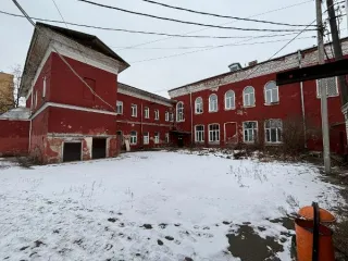 Больница 1770.5 кв. м, здания 118.5, 47.6, 57.2 кв. м, участок 2023 кв. м, Ярославская область, г. Ярославль, Московский проспект, д. 43/10. В составе: Больница, кадастровый номер 76:23:010101:11871, назначение: нежилое, количество этажей 2, в том числе подземных 1, площадь 1770,5 кв. м; Здание…