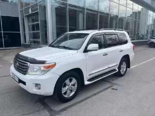 Легковой автомобиль Toyota Land Cruiser 200, VIN JTMCV05J104125596, 2013 г. в., цвет белый. Ознакомиться можно в дни приема заявок с 11:00 до 16:00, предварительно записавшись по тел. 89062274666 или email: bankrotim@yandex.ru