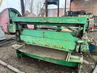 Ножницы гильотина Н3121. Прямолинейная продольная и поперечная резка листового металла как по разметке, так и по заднему и боковому упорам. Год ввода в эксплуатацию: 1976. Состояние: б/у, требует ремонта. Местонахождение: 344034, г. Ростов-на-Дону, ул. Железнодорожный Нижний проезд, 1Б.