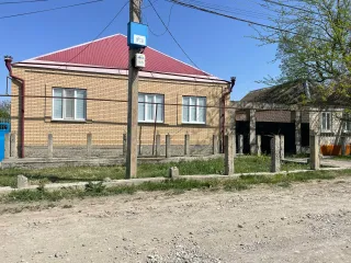 Домовладение, кадастровый номер 05:04:000002:3141, литер А, этажность: 1, площадью 144.8 кв.м. и земельный участок, кадастровый номер 05:04:000002:808, площадью 1223.31 кв.м. Местонахождение: Республика Дагестан, Тарумовский район, село Тарумовка, улица Буденного, дом 32. Дополнительную информацию…