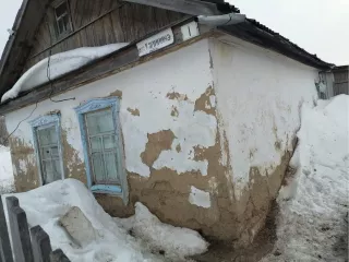 Жилой дом Тип имущества: Жилой дом (в аварийном состоянии) Площадь дома: 51,7 кв.м Этажность: 1 этаж Год ввода в эксплуатацию: 1950 Материал наружных стен: Лёгкие из местных материалов  Кадастровый номер: 22:40:060356:16 Адрес: 658846, Россия, Алтайский край, г. Славгород, с. Знаменка, ул…