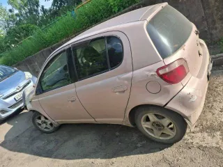 Toyota Vitz 2001 года, розового цвета. Государственный номер К260ВМ138. Модель двигателя 1SZ, номер двигателя 0778413. Номер кузова SCP10 3258191. Мощность 70 л.с. (51 кВт), объем 997 куб. см, бензиновый двигатель. Разрешенная максимальная масса 1145 кг, масса без нагрузки 870 кг. Производитель…