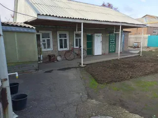Дом 83,4 кв.м, строения и земельный участок 571 кв.м в Ростовской обл. Земельный участок (61:57:0011032:17) + жилой дом (61:57:0011032:124) + строение (гараж) (61:57:0011032:122) + строение (сарай) (61:57:0011032:123), расположенные по адресу: Ростовская область, р-н Сальский, г. Сальск, ул…