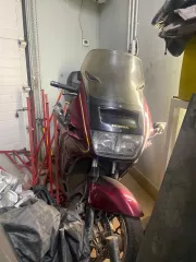 Мотоцикл Honda ST1100, 1999 год, VIN: JH2SC26A4XM300808, цвет красный. Объем двигателя 1084 см³, мощность 74 кВт (100.6 л.с.), тип транспортного средства: мотоцикл. Автотранспорт обездвижен. Многочисленные царапины по кузову. Многочисленная коррозия кузовных элементов, замятие кузовных элементов…