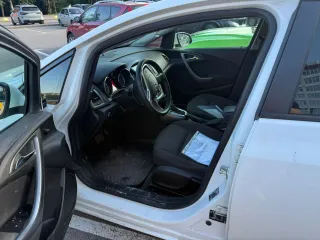 Opel Astra 2013. Автомобиль марки OPEL модель Astra 2013 г.в., цвет: белый, VIN-номер XUFPD6DC8E3002148. С имуществом можно ознакомиться в рабочие дни по месту его нахождения: Московская область, Наро-Фоминский район, г. Апрелевка, по предварительной записи по тел: +79057263182, либо по эл. почте…