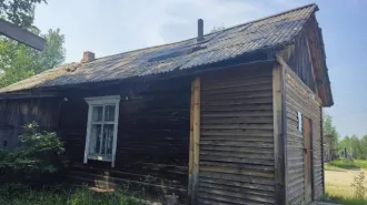Нежилое здание с кад. номером 70:04:0100016:376, 40 кв.м., по адресу: Томская обл., р-н Верхнекетский, п. Центральный, ул. Советская, д.15, расположенное на земельном участке, принадлежащем муниципалитету (условия пользования никак не оформлены).