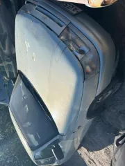 ВАЗ-21124 2004 года выпуска, государственный регистрационный знак А058НХ51. VIN: XTA21124050272392. Многочисленные трещины и сколы на переднем и заднем бамперах. Глубокая коррозия металла, в том числе сквозная, а также незначительные вмятины по всему кузову. Задние световые приборы разбиты…