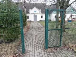 Нежилое здание (дом культуры) общей площадью 298,7 кв.м, КН 39:06:050106:328, расположенное по адресу: Калининградская область, Краснознаменский район, п. Узловое, ул. Советская, дом 6. Отопление здания автономное (твердотопливное). Имеется возможность подключения к центральному газоснабжению. Год…