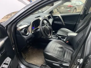 Toyota RAV4. На ходу. Сколы и трещина на лобовом стекле, вмятина на заднем правом крыле, отсутствует запасное колесо. Ключи — 2 комплекта.