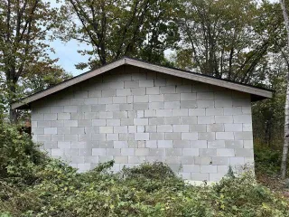 Жилой дом 126.5 м² и участок 1000 м² в Надеждинском районе по адресу: Приморский край, п. Соловей Ключ, ул. Волгоградская, 15. Земельный участок забором не огорожен, кроме дома на участке ничего нет. Жилой дом в недостроенном состоянии, возведены стены, крыша, установлены стеклопакеты, проложен…