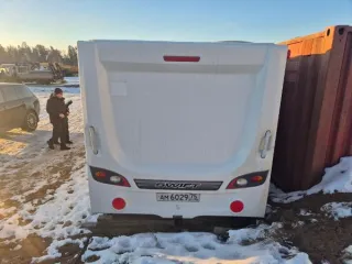 Swift Challenger 584 2015, прицеп-дача, белый, госномер АМ60975, VIN: SGDST3ESWF0783763. Полностью оборудован бытовой техникой и мебелью. Значительных повреждений корпуса нет. Внешние повреждения: передний правый и левый габарит, задний временный габаритный огонь, повреждены ручка и замок входной…