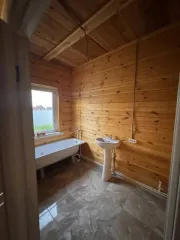 Жилой дом пл. 168,8 м² и земельный участок 1000 м² в Иркутской области, сельское поселение Хомутовское, деревня Куда, Галины Кирилловой ул, д.13. Кадастровые номера: дом — 38:06:100922:10687, участок — 38:06:100922:3109.