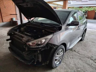 Hyundai ix35 2014 года, VIN TMAJU81EDEJ565022, госномер Н398МР15. Автомобиль не на ходу, находится в разобранном состоянии, неисправны АКПП и ДВС. Транспортное средство в залоге.