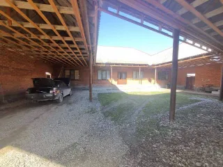 Жилой дом площадью 204,6 кв.м и земельный участок площадью 1000 кв.м, расположенные по адресу: Чеченская Республика, Курчалоевский район, город Курчалой, улица Базарная, дом 24. Кадастровый номер участка: 20:06:0301001:205, кадастровый номер дома: 20:06:0301001:671.