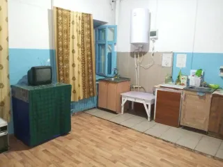 Квартира однокомнатная комната в общежитии, адрес: Ставропольский край, г. Ставрополь, пл. Орджоникидзе, дом 2, пом. 32б, кадастровый номер 26:12:030406:258, площадь 12,2 кв. м.