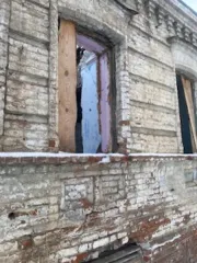 Нежилое здание общей площадью 106.3 кв.м, расположенное по адресу: Челябинская область, г. Троицк, ул. им. М.М. Володарского, д. 24, кадастровый номер 74:35:0400017:22. Вместе с земельным участком общей площадью 547 кв.м, кадастровый номер 74:35:0400017:1. Год ввода в эксплуатацию не указан…