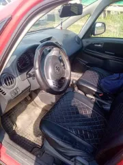 Suzuki SX4 2008 года, красный, VIN JSAGYA21S00163683. На ходу, помята задняя часть: бампер, крышка багажника, заднее левое крыло под замену. Задний фонарь битый, задняя резина лысая, левая задняя дверь и багажник заклинило после удара. Возможно, погнута задняя балка. Лобовое стекло треснуто по низу…
