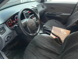 Kia Rio 2010 года, 95 л.с., пробег 218582 км. VIN XWEDH511AA0002458, цвет синий. Номер двигателя G4EE AH330837, тип двигателя бензиновый, мощность 69.9 кВт (95 л.с.), номер кузова XWEDH511AA0002458, снаряженная масса 1580 кг (1244 кг без нагрузки).