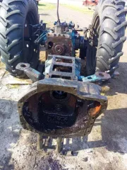 Трактор МТЗ-80Л 1992 года, синий. Госномер 1907 КА 45. Заводской номер 235017. Состояние: необходим ремонт двигателя, ТНВД, КПП, заднего моста. Имеются сколы, царапины и очаги сквозной коррозии. Возможны другие скрытые неисправности.