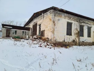 Нежилое помещение площадью 13,6 кв. м, кадастровый номер 03:14:110128:78. Нежилое помещение площадью 363 кв. м, кадастровый номер 03:14:110128:55. Нежилое здание (ремонтно-механические мастерские) площадью 1369,6 кв. м, кадастровый номер 03:14:110128:40. Нежилое здание (гараж) площадью 1122,4 кв…