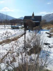 Дом 34,6 кв.м и участок 1200 кв.м, Приморский край. Здание, жилой дом (баня), кадастровый номер 25:33:090101:1161, площадь: 34.6 кв.м, адрес местонахождения: край Приморский, г. Партизанск, с. Авангард, пер. Спокойный, дом 10. Стоящий на земельном участке, кадастровый номер 25:33:090101:45…