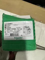 Изделия Schneider Контактор с маркировкой LC1D09P7 Contactor Schneider Electric - 1 шт.Гребенчатая шина в коробке с маркировкой Schneider Electric A9XPH224, 2P 100 A – 6 шт.; Крепления и автоматический выключатель в коробке с маркировкой Schneider Electric  LV540505  - 4 пакета; Крепления в коробке…