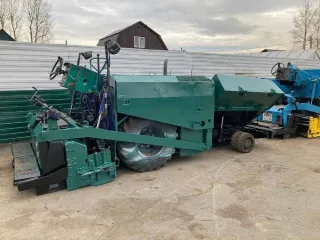 Асфальтоукладчик Mitsubishi MF31WB, 1996 года выпуска. Самоходная машина, заводской номер рамы A7GO-7044, цвет зеленый-синий, вид движителя колесный.