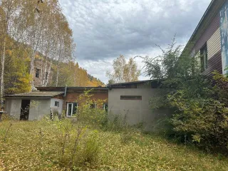 Административное здание 992,2 кв. м, право аренды участка 3559 кв. м, Республика Хакасия. Административное здание, общежитие на 48 мест, назначение: нежилое помещение, 3-х этажное, общей площадью 992,2 кв. м, адрес (местонахождение) объекта: Республика Хакасия, г. Саяногорск, пгт. Майна…