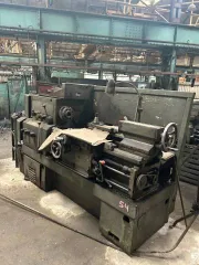 Станок токарно-винторезный 16К20 1975 года выпуска, инвентарный номер 220187. Внешне не разукомплектован, возможно отсутствие деталей.