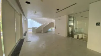 Дом 953,5 кв.м и земельный участок 3357 кв.м в Московской области, Одинцовский район, сельское поселение Горское, поселок Горки-2, ПДСК «Беркут-5». Кадастровый номер участка: 50:20:0040651:120. Кадастровый номер дома: 50:20:0040651:180. Встроенные стеллажи (5 шт), диваны желтого цвета (2 шт)…