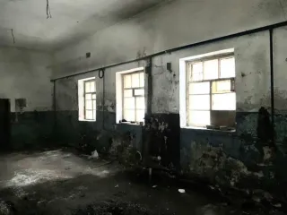 Нежилые здания 899,9 кв.м и участок, Санкт-Петербург. Здания, расположенные по адресу: Санкт-Петербург, поселок Понтонный, улица Александра Товпеко, дом 12, литера А, литера Б, и земельный участок по тому же адресу, литера А. Литера А: площадью 739.3 кв.м, назначение: нежилое, этажность здания: 2…