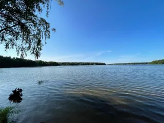 Земельный участок площадью 1489 кв.м. Расположен по адресу: Московская область, район Истра, д. Большое Ушаково, кадастровый номер 50:08:0070307:890. Участок расположен в охраняемом и огороженном коттеджном поселке «Долина Озер». За ограждением полоса смешанного леса. Добраться до ближайших…