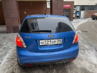 Kia Rio 2010 года, 95 л.с., пробег 218582 км. VIN XWEDH511AA0002458, цвет синий. Номер двигателя G4EE AH330837, тип двигателя бензиновый, мощность 69.9 кВт (95 л.с.), номер кузова XWEDH511AA0002458, снаряженная масса 1580 кг (1244 кг без нагрузки).