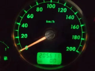 ГАЗ-3302 2003 года, цвет кузова снежно-белый. VIN: XTH33020031880306, категория ТС – В. Мощность двигателя 72.2 кВт, рабочий объем 2285 куб. см. Разрешенная максимальная масса 3500 кг, масса без нагрузки 1900 кг.