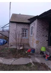 1/2 доля жилого здания площадью 51 кв.м, кадастровый номер 30:01:150206:85, и 1/2 доля земельного участка площадью 570 кв.м, категория земель: земли населенных пунктов, разрешенное использование: 2.1 малоэтажная жилая застройка индивидуального строительства, кадастровый номер 30:01:150206:244…