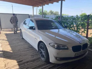 BMW 5201, 2012 г.в., г/н О945НЕ761, VIN X4XXG55440DS37346. Битый передний бампер, на капоте и правом переднем крыле множественные сколы и деформация, на задней правой двери вмятины и царапины, заднее правое крыло деформировано, задний бампер отсутствует, выхлопная труба разбита, сколы на крышке…